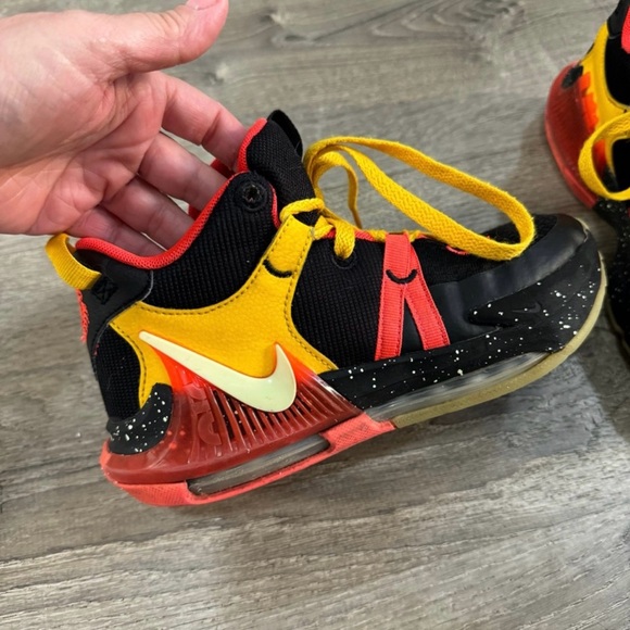 Nike LeBron Witness 7GS Kids Sneakers - Picture 1 of 7